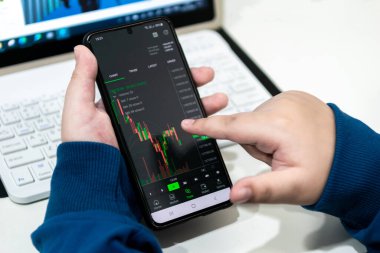 Çocuk ticareti, teknoloji ile finansal grafikleri borsa konseptini analiz eder