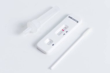 covid 19 virüsünü tespit etmek için antijen hızlı testi