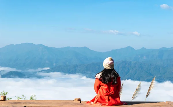 Женщина Сидящая Наблюдающая Туманом Горами — стоковое фото