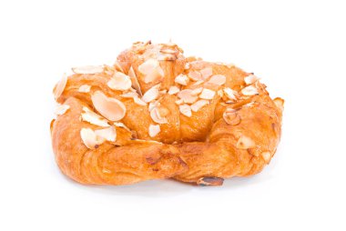 Kremalı ve bademli kruvasan ekmeği beyaz arkaplan