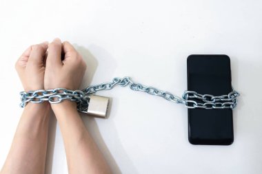 Cep telefonu, cep telefonuna zincirlenmiş sosyal medya kavramı