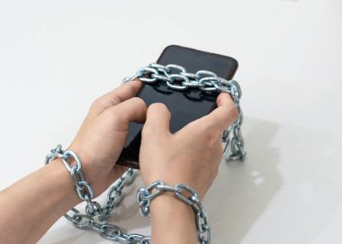 Cep telefonu, cep telefonuna zincirlenmiş sosyal medya kavramı 