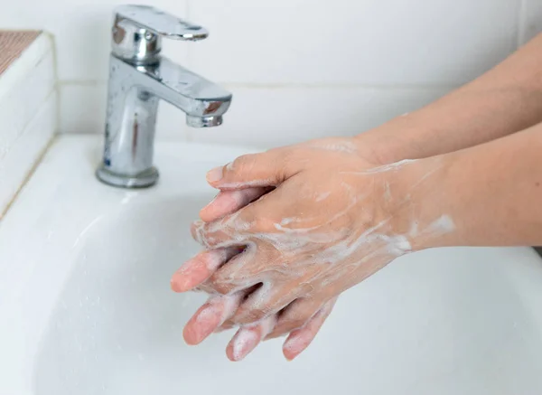 Dorośli Myją Ręce Mydłem Rąk Aby Zapobiec Zakażeniom Wirusom — Zdjęcie stockowe