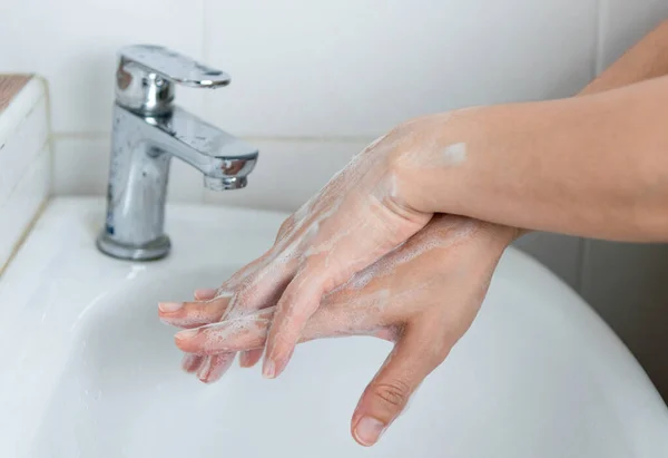 Les Adultes Lavent Les Mains Avec Savon Pour Prévenir Les — Photo