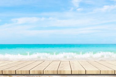 Balkon masasının tepesinde deniz manzarası ve palmiye yaprakları, deniz ve gökyüzü.