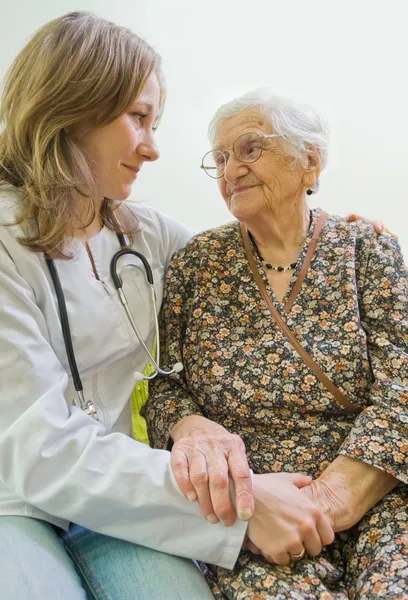 歳の女性とヨン医師 — ストック写真