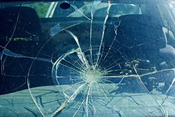 Разбитое лобовое стекло в автомобильной аварии — стоковое фото