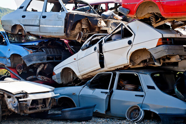 Автомобильная авария, где повреждения были огромными
