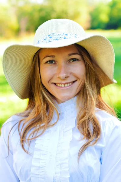 Hermosa chica sonriente en el día de verano en sombrero — Foto de Stock