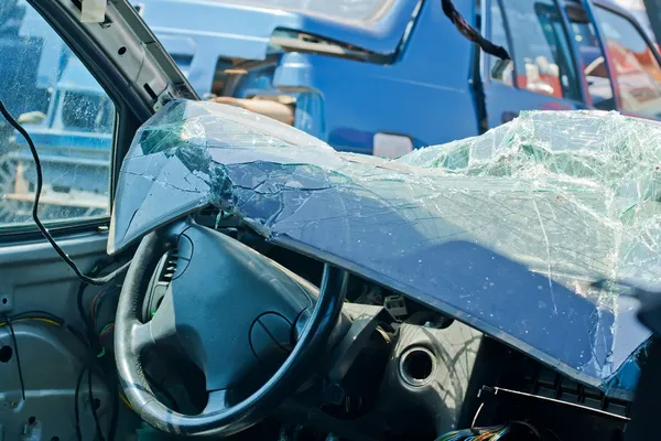 O acidente de carro onde o dano foi enorme — Fotografia de Stock