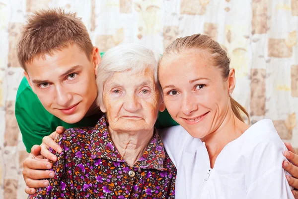 Ältere Frau mit den jungen Ärzten — Stockfoto