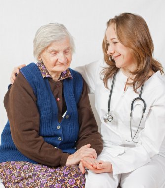 yaşlı kadın ve arada kalan tatlı genç bir doktor