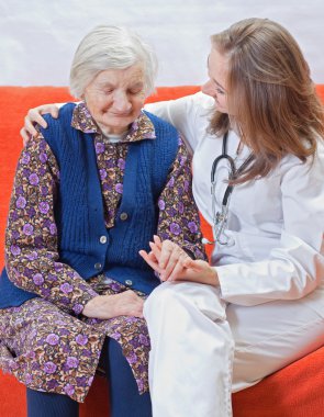 yaşlı kadın ve arada kalan tatlı genç bir doktor