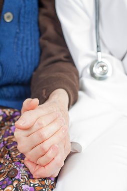 yaşlı kadın genç tatlı doktor tutar