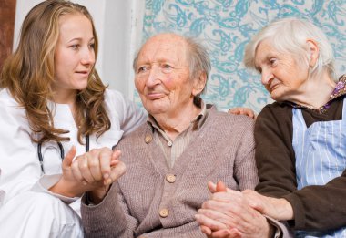 genç doktor, yaşlı çift