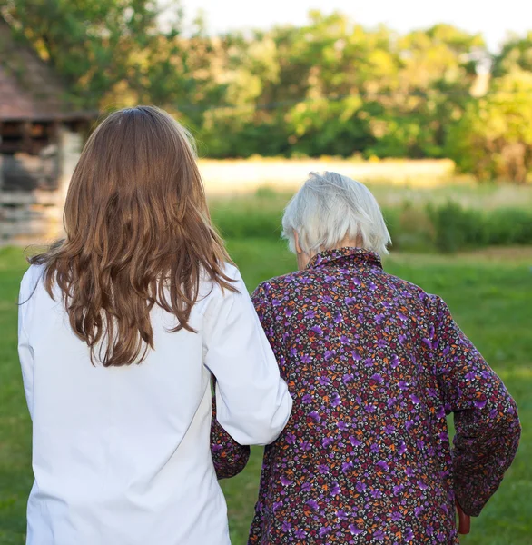 若い医者と高齢者の女性 — ストック写真