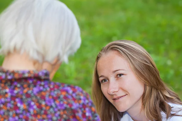 Yaşlı kadın genç bir doktor ile — Stok fotoğraf