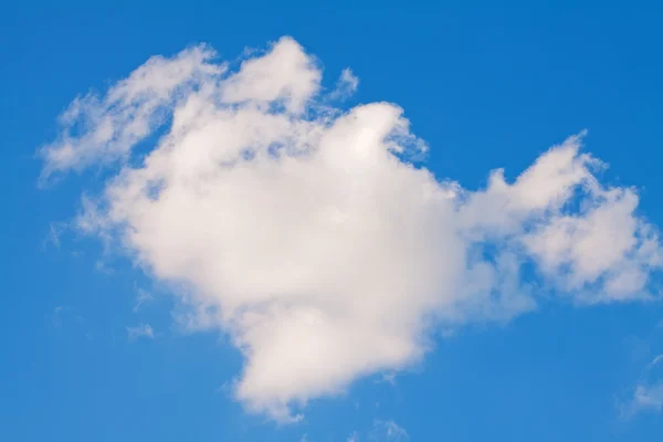 Nuvem do coração no céu azul — Fotografia de Stock