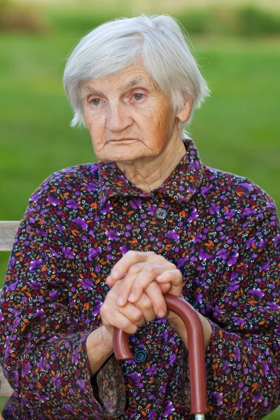 Пожилая одинокая женщина в природе — стоковое фото