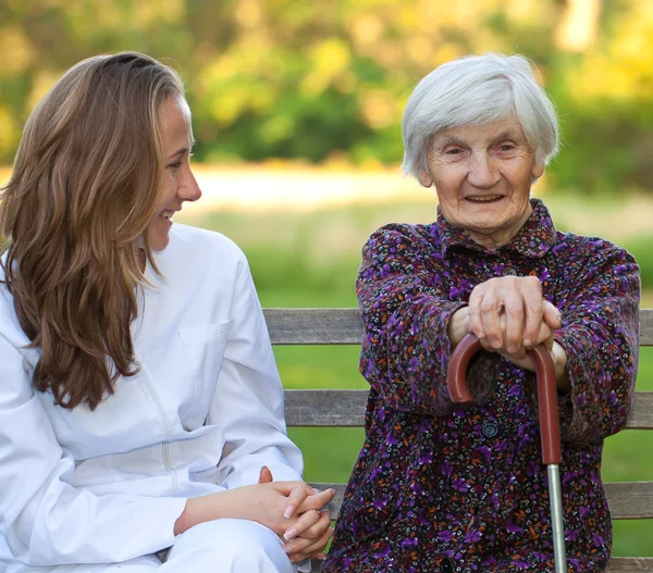 Femme âgée avec le jeune médecin — Photo