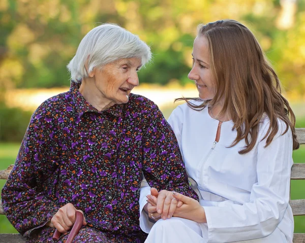 老年妇女和年轻的医生 — 图库照片
