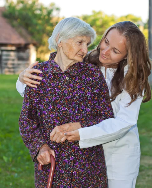 Mujer mayor con el joven médico — Foto de Stock
