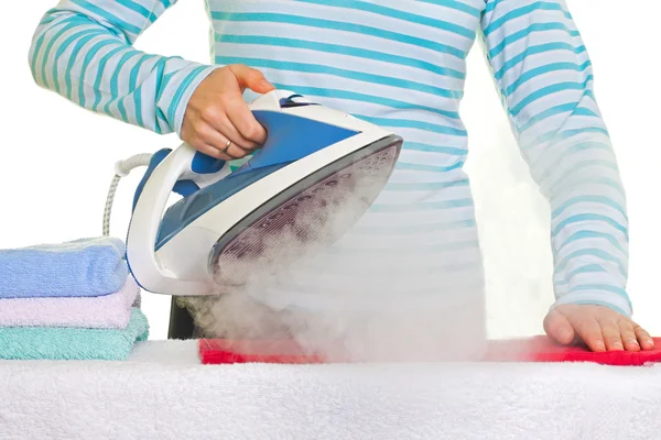 Jovencita planchando su ropa — Foto de Stock