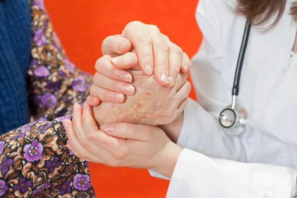 Jeune médecin doux tient la vieille femme — Photo