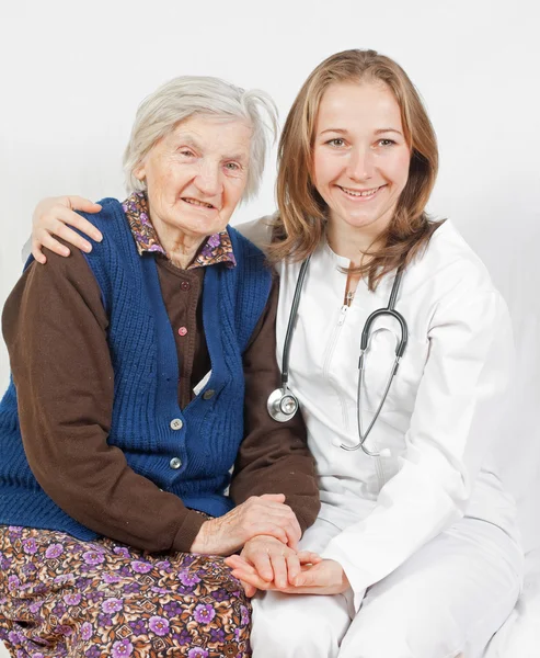 Velha mulher e o doce jovem médico ficar juntos — Fotografia de Stock