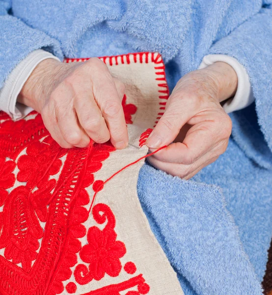 Vecchia donna cuce — Foto Stock