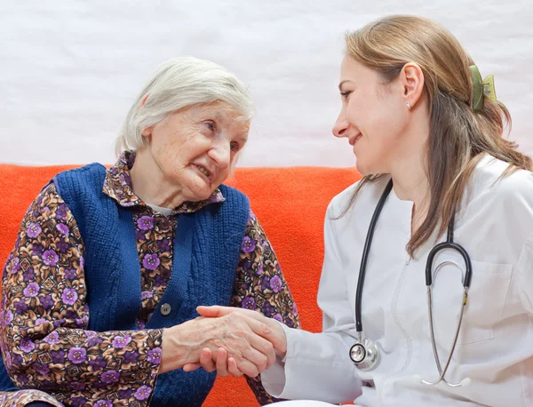 Vecchia donna e il dolce giovane medico stare insieme — Foto Stock