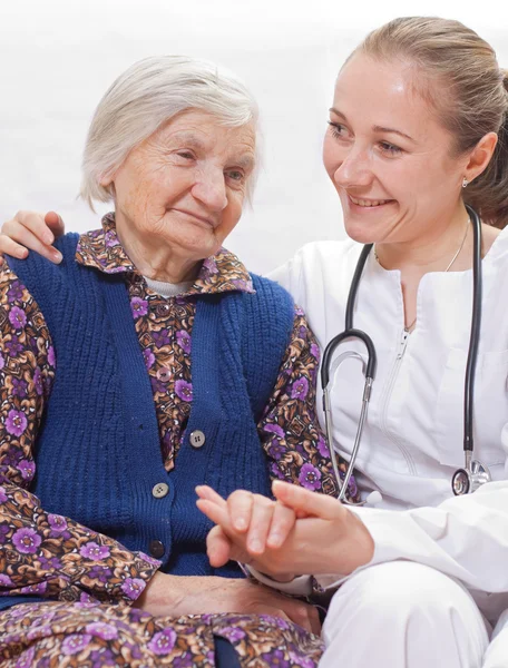 Vecchia donna e il dolce giovane medico stare insieme — Foto Stock