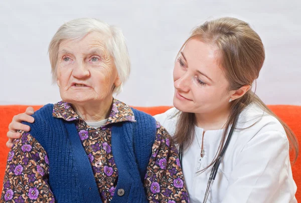 Bătrâna femeie și tânărul doctor care stau împreună — Fotografie, imagine de stoc