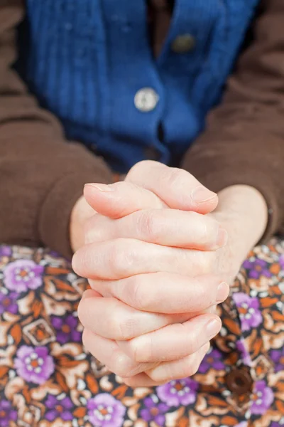 Junge süße Ärztin hält die alte Frau — Stockfoto