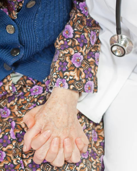 Joven médico dulce sostiene a la anciana — Foto de Stock