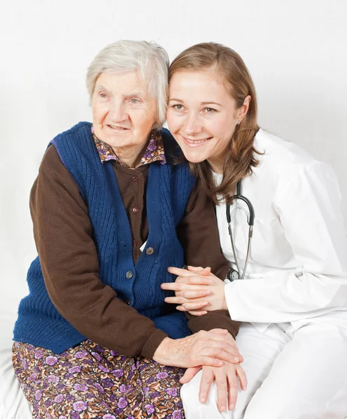 Alte Frau und der süße junge Arzt bleiben zusammen — Stockfoto