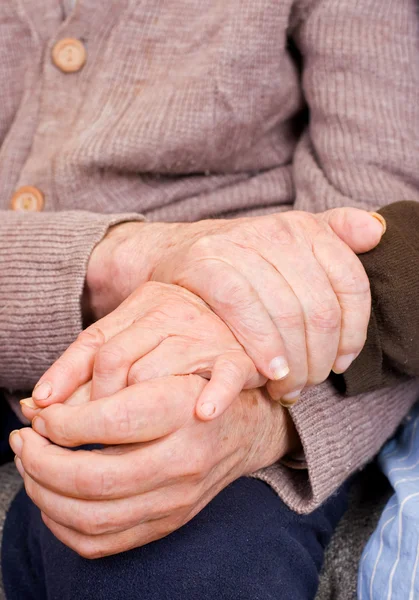 Velho casal segurando as mãos — Fotografia de Stock