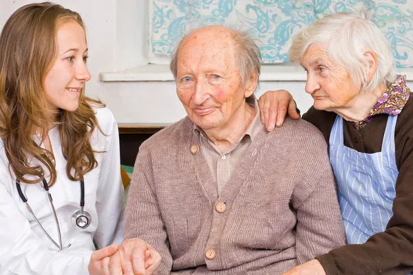 Doktor, yaşlı çift — Stok fotoğraf