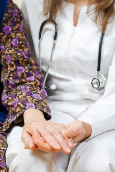 Joven médico sostiene a la anciana —  Fotos de Stock