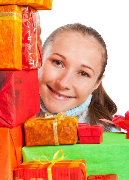 Dulce fată tânără cu cadou de Crăciun — Fotografie, imagine de stoc