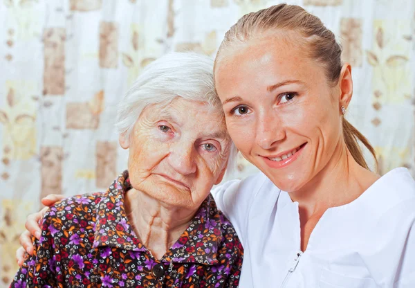 Donna anziana con il dottore giovane smileing — Stok fotoğraf