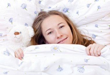 Genç tatlı kız yatakta dinleniyor