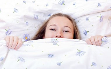 Genç tatlı kız yatakta dinleniyor