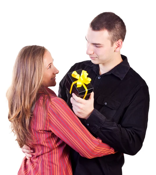 Mladý muž dává dárek pro ženu — Stock fotografie