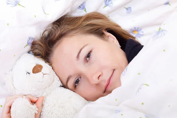 Portret van meisje in bed — Stockfoto