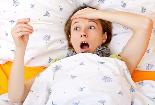 Jovem assustada mulher doente com termômetro — Fotografia de Stock