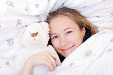 Genç tatlı kız yatakta dinleniyor