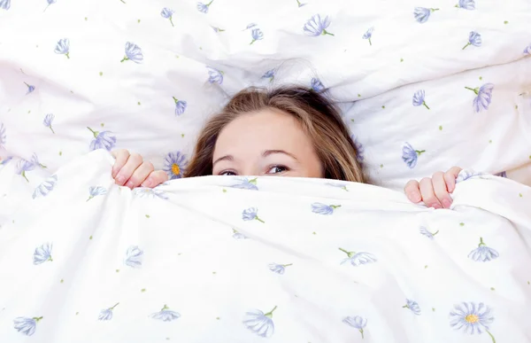 Junges süßes Mädchen ruht sich auf dem Bett aus — Stockfoto