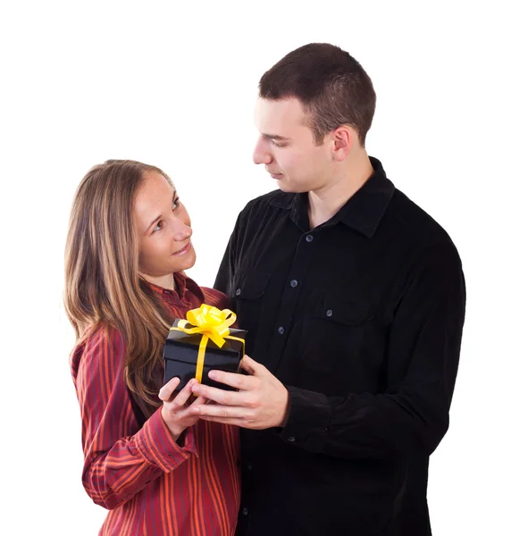 Junger Mann schenkt Frau ein Geschenk — Stockfoto