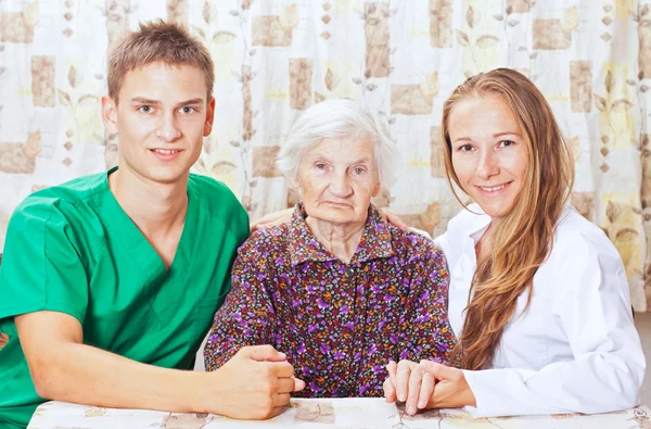 Mujer mayor con el joven médico — Foto de Stock